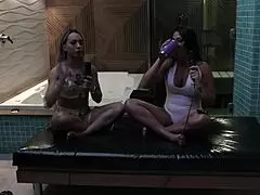 Начала порно-путь, стал мемом когда встретила в туалете и залюбила лизание пупка - Бианка Демарки