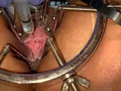 Dominatrix Mistress April, připravená na Rosieho trénink močení do záchodu?