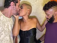 Πουτάνα κοπέλα σε τρίο με μεγαλύτερους τύπους