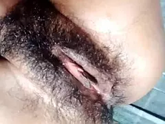 Indijska tinejdžerka 18+ zadirkuje neverovatnim prikazom pičke i sisa unutra