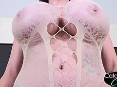 Catalina Cruz svírá čurák obrovskýma umělýma středama v POV deepthroat