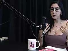 Renatinha Melon vuotanut live Xvideosissa, brasilialainen jakaa casting-vinkkejä ulkona läpinäkyvässä punaisessa alusvaatteessa! 😳