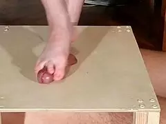 Hej, kolla den här domina som trampar kuk med bara fötter och ger fotknull i HD.