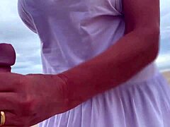 Sou uma Milf Estranha Peituda que Fez Esse Cara Gozar em Público com Punheta POV de Perto