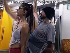 Студентка дала незнакомцу потереть попку в общественном автобусе