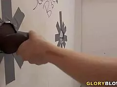 Brooke Summers betrügt Freund mit fettes BBC am Gloryloch