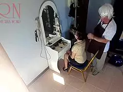 Verborgen cam naakt kapsalon kapper laat dame uitkleden knippen