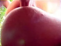 アマチュア美女が森で尻上げアナル挿入