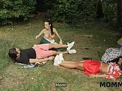 ehi valentina sierra, strofina quelle tette enormi sul mio cazzo italiano lungo all'aperto nel bosco