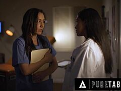 דוקטור ויקי צ'ייס מבטיחה שאחות סין סייג שומרת על הסוד עם ליקוק כוס ואוננות על ציצים טבעיים גדולים במפגש לסבי בבית חולים