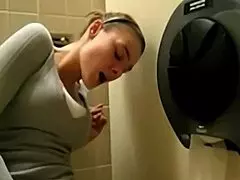 Mamá amateur eyacula rápido en el baño