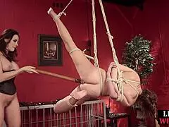 Κυρίαρχη BDSM Λέει Στον Λεσβιακό Μαθητευόμενη Πάρε το Καυλί Μου