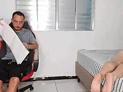 meia-irmã excitada fica com a bunda exposta para provocar seu meio-irmão com dirty talk e rough foreplay