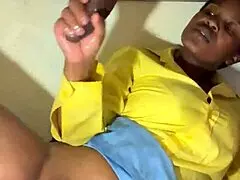 Soolo-tyttö lypsää monsterikallin pöydällä spermat tissien päälle