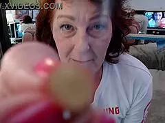 Krzywa babcia z niebieskimi oczami Dawnskye1962 pali papierosa, drażniąc w retro stylu