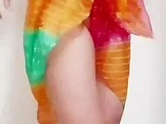 Questa trans desi ladyboy fa una danza nuda, poi la milf shemale matura si masturba tette naturali a missionario