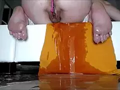 Ljubka najstnica 18+ močno škropi med masturbacijo v kadi za partnerja