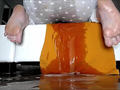 טין חמודה סקוירטת חזק בזמן שהיא מתאוננת באמבטיה לבן זוג