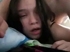 Доведен баща чука доведена дъщеря по време на разговор с майка й