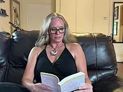 Nina Nite lee líneas seductoras solo para ti