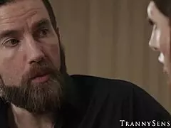 Транса Ава Холт я лижат по дупето преди да я разебат анално