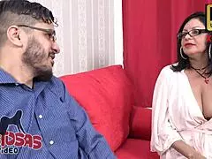 Junger Stiefsohn mit 20 spürt erste intensive Leidenschaft, als Latina-Milf ihm Squirting-Arsch-Lust beibringt.