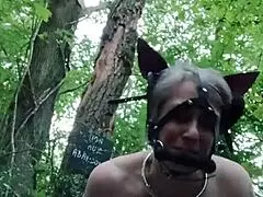 Slavinnen ponygirl krijgt bondage hondjesstijl in bos!