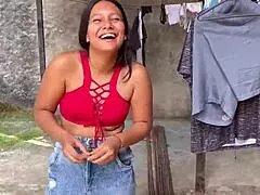 Stor patter sød pige i trusser og jeans træner offentligt udendørs. Så giver naboen hende penge for at komme over.