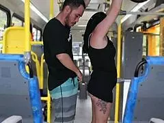 Miért tapogatja és masztizik ez az öreg brazil pasi, míg ráélvez a morenára a buszon