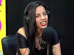 Safada da morena com seu namorado falando putaria!