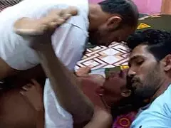 Млади момчета чукат секси бикини мадама в селски трийсам