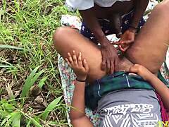 Doutor e estudante de ciência pegos fodendo duro no mato com pau monstro