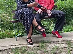 Kromme Schoonmoeder Krijgt Mijn Zaad Buiten Met Handjob En Flitsen