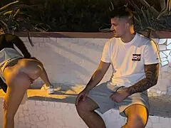 Passeggiando al mare, sconosciuto nota culo nudo e finiamo in doggystyle pubblico