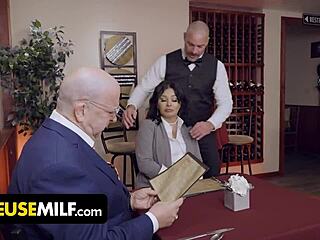 МИЛФ за слободну употребу - прсата пословна жена туцана од конобара на столу