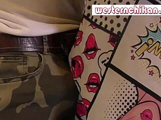 Upea blondi kiusaa miehiä täydessä bussimatkassa