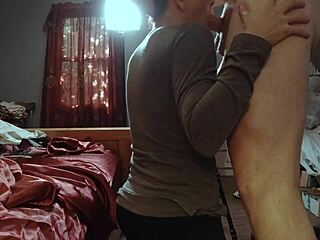 GILF betaler sønnens gæld med dyb halsknul