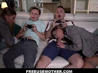 Milf styvmammor fri användning under videospelsession