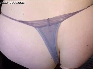 Kugar objavený na chodníku pre vonkajšie šukanie