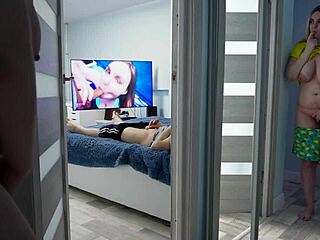 Степдъщерята тайно подсмотря стъптаткото си в част 2