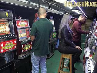 Ashley Gray cambia sexo por crédito casino con soldado verga monstruo