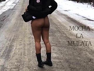 Mochalamulataが裸で外の凍った雪におしっこ