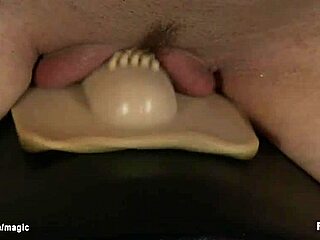 Blondi sukkahousuissa saa perseensä koneella porattuna