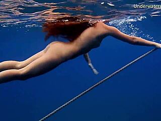 Kiimainen kaunotar uiskentelee lesbojen kanssa Teneriffan merellä