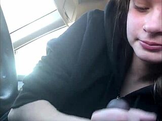 Най-добрата ми приятелка смуче хуя ми докато свърша