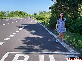 เฮ้ย คนแปลก เย็ดฉันด้วยถุงยางเหมือน Little Caprice เลยมั้ย?