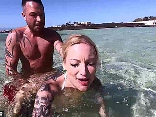 Hű, Nézd Ezt a Dögös Szőke Barátnőt, Ahogy Kutyapózban Dugják a Vízben