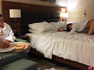 Primero follo a mi novia y luego a su amiga en sesión casera salvaje