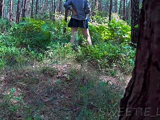 Een vreemde boog me om en neukte me in bos na plassen, fluisterde schatje Lilu