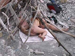 Hé, próbáltad már a forró strand szexet a napon, hullámok zúgásával?